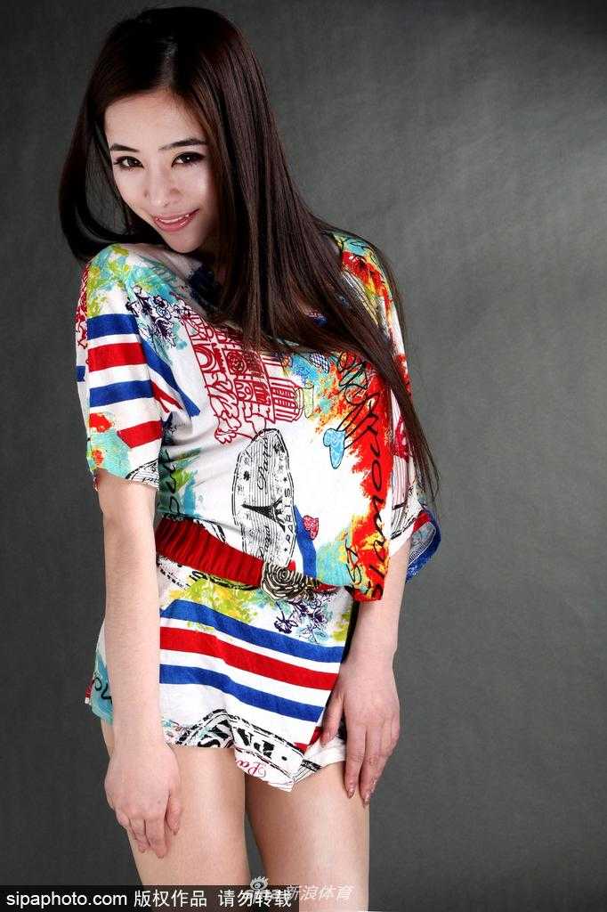 特写镜头下，袁颖芬的五官更显立体精致，她轻轻咬唇，眼神中带着一丝俏皮与挑衅，张力十足