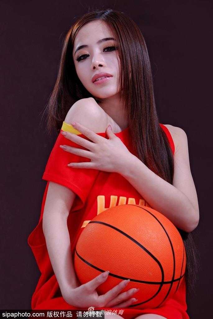 混血艺人袁颖芬最新写真力挺中国男篮 青春魅力闪耀赛场外 混血美女袁颖芬侧身回眸,秀发轻挽于耳后,小露香肩的弧度在光影交错中显得格外柔美,眼神中透露出对篮球赛事的坚定期许。