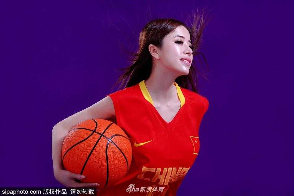 混血艺人袁颖芬最新写真力挺中国男篮 青春魅力闪耀赛场外 写真中的袁颖芬身着浅色系服饰,回眸瞬间眼神深邃,混血感十足的五官在柔和光线下立体分明,举手投足间尽显从容与自信。