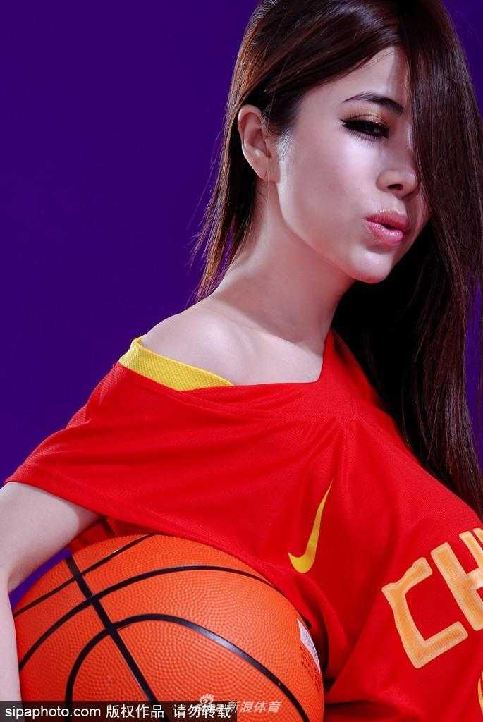 混血艺人袁颖芬最新写真力挺中国男篮 青春魅力闪耀赛场外 近景镜头下,袁颖芬轻咬下唇,眼神俏皮而充满力量,微露的香肩和精致的锁骨成为视觉焦点,传递出对男篮力挺到底的活泼决心。