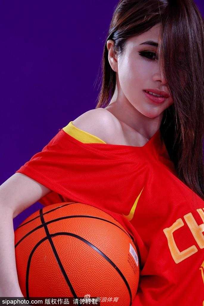 混血艺人袁颖芬最新写真力挺中国男篮 青春魅力闪耀赛场外 袁颖芬身着时尚运动装,双手持球举过头顶,脸上洋溢着灿烂笑容,健康的小麦色肌肤在阳光下闪闪发光,完美诠释了力挺男篮的动感与热情。