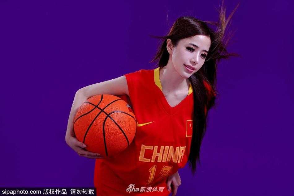混血艺人袁颖芬最新写真力挺中国男篮 青春魅力闪耀赛场外 袁颖芬在镜头前轻轻拨弄发梢,露出的香肩线条流畅自然,背景虚化的光影衬托出她精致的侧颜,整体画面洋溢着随性又高级的时尚感。