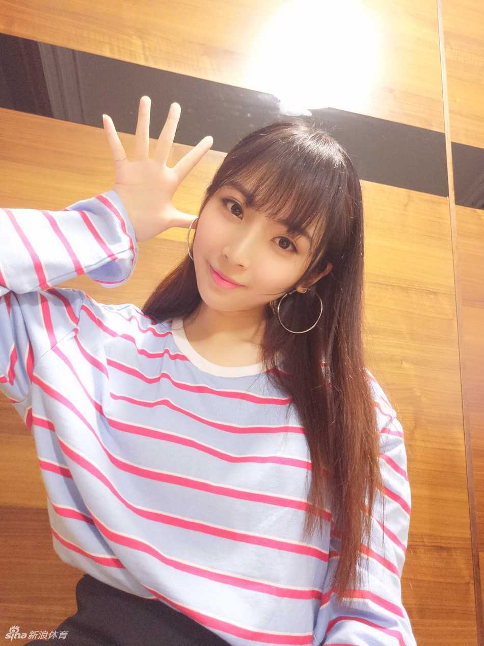 篮球场上，她为心爱的男生加油鼓劲，回眸一笑的瞬间，清纯与妩媚交织，眼中满是星光