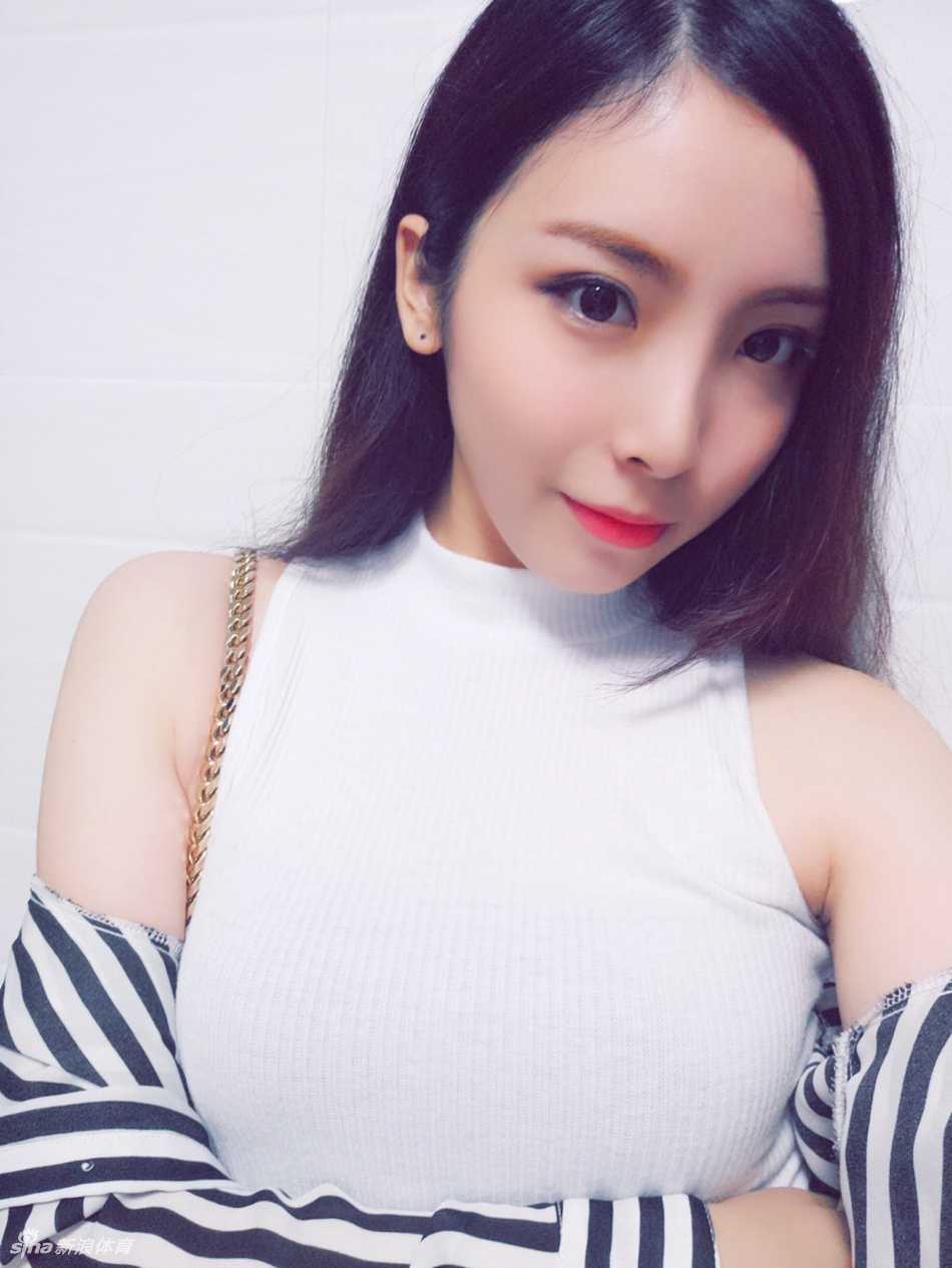 彩灯霓虹的光影下，她低头玩弄着墨镜，嘴角藏不住笑意，俏皮的模样里满是青春的狡黠与可爱