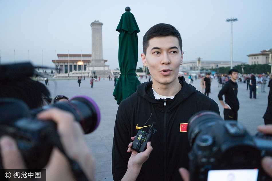 清晨天安门广场的庄严一课:中国男篮红队以热血致敬祖国 方硕和常林两位北京队队友在广场上留下了这张宝贵的合影。背景是庄严的人民大会堂,他们面带微笑,将这份属于北京篮球与国家队的双重自豪感定格在了2017年的这个清晨。