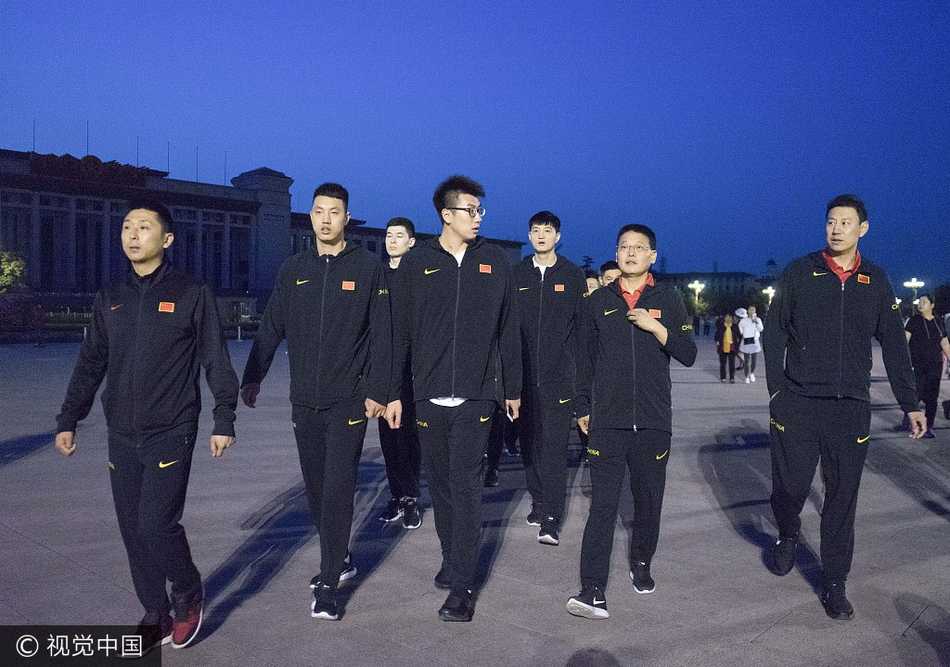 清晨天安门广场的庄严一课:中国男篮红队以热血致敬祖国 北京队的翟晓川在升旗现场接受采访,他侃侃而谈,眼中闪烁着光芒。他提到从国青队到国家队,再次在天安门观看升旗,内心的自豪感依旧,甚至更加强烈,这份为国出战的初心从未改变。