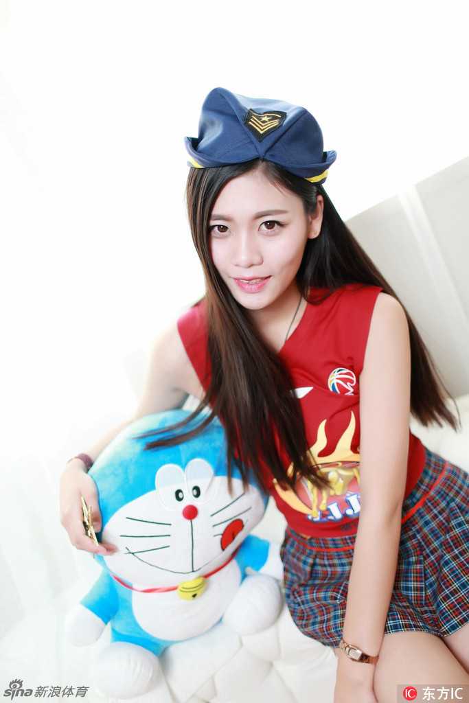 清纯可人篮球宝贝嘟嘴助威,大秀美腿为浙江队喝彩 篮球宝贝坐在地上,将玩偶亲昵地贴在脸颊,歪着头露出甜美的梨涡,俏皮模样惹人怜爱