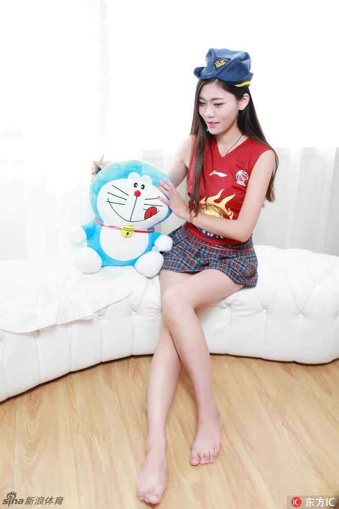 清纯可人篮球宝贝嘟嘴助威,大秀美腿为浙江队喝彩 她双手高举玩偶挡在眼前,只露出一双会说话的眼睛,纤细的手臂和白皙的长腿在阳光下闪闪发光