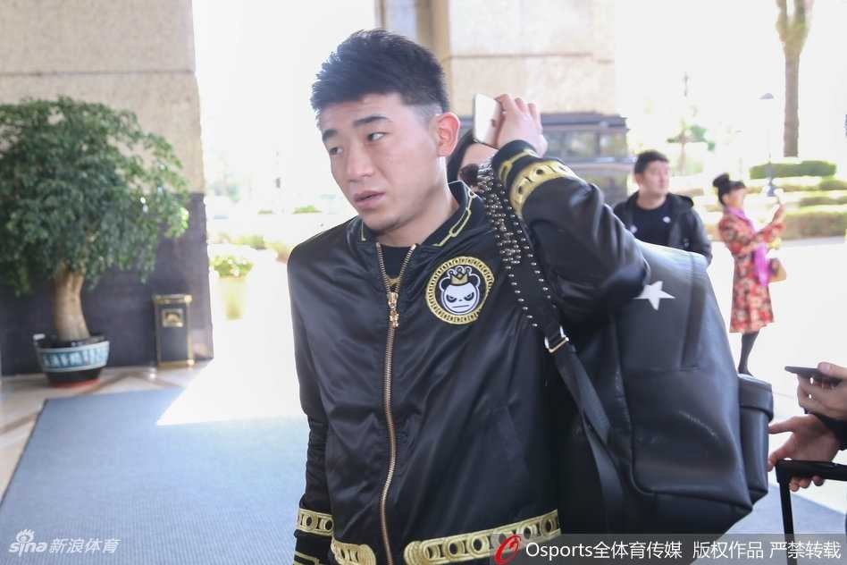 清華北大風雲際會:二〇一七 CBA 全明星周末的青春風暴 酒店走廊上,一名身材高大的球員正在隊友的幫助下,調整身上筆挺的西裝,準備出席稍後的全明星官方活動,舉手投足間已初具職業風範。