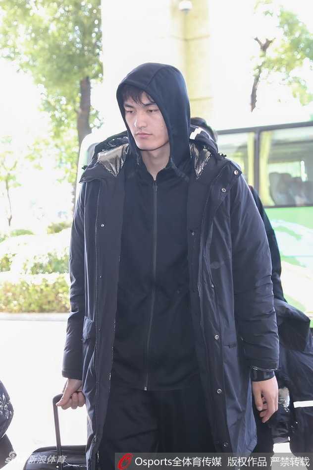 清華北大風雲際會:二〇一七 CBA 全明星周末的青春風暴 夕陽的餘暉透過酒店巨大的落地窗,將金色的光芒灑在幾位倚窗而立、正在交談的球員身上,光影交錯間彷彿預示著校園籃球光明的未來。