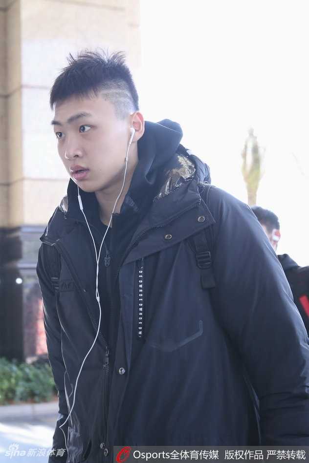 清華北大風雲際會:二〇一七 CBA 全明星周末的青春風暴 一名隊員單獨坐在酒店餐廳的角落,面前的餐盤已經清空,他正托著腮望向窗外,眼神深邃,或許正在思索著明日賽場上的每一個細節。