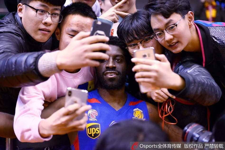 温情暖冬日:游子杰特重回齐鲁大地 与山东球迷演绎最动人重逢 面对热情的球迷,杰特弯下腰仔细倾听小朋友的话语,这暖心的一幕让冰冷的球场充满了家的温馨与亲切。