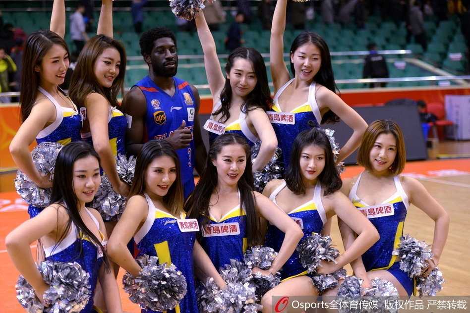 温情暖冬日:游子杰特重回齐鲁大地 与山东球迷演绎最动人重逢 赛后,杰特主动融入热情的山东球迷之中,大家簇拥在一起,镜头定格下的每一张笑脸都在诉说着“欢迎回家”的动人故事。