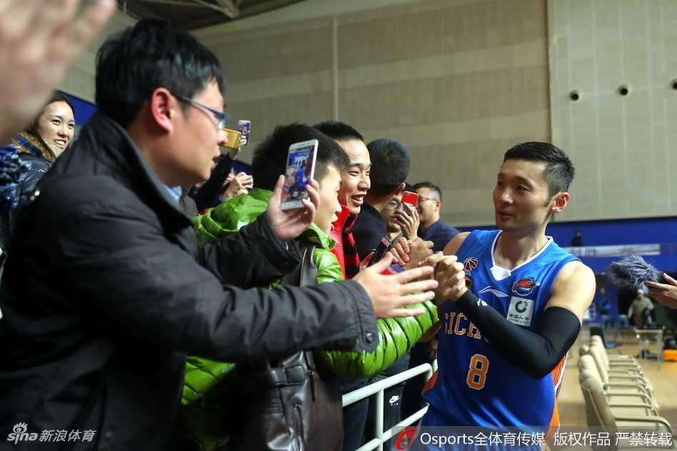 游子归乡温情满源深,刘炜用坚守铸就上海篮球传奇 身披四川队战袍的刘炜赛后绕场一周,深情望向看台上久久不愿离去的上海球迷,眼神中满是眷恋与感动