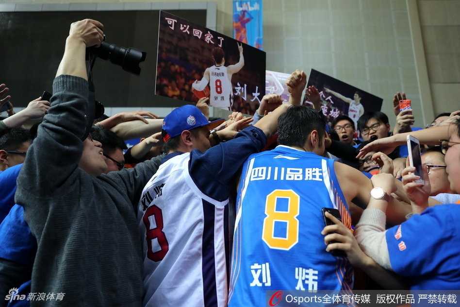 游子归乡温情满源深,刘炜用坚守铸就上海篮球传奇 比赛间隙,刘炜与外援弗雷戴特亲密交谈,两人脸上洋溢着笑容,流露出新老两代上海队核心之间的惺惺相惜