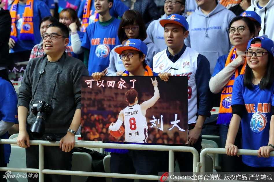 游子归乡温情满源深,刘炜用坚守铸就上海篮球传奇 刘炜在比赛中运球突破,虽然身穿客队球衣,但控球节奏和坚毅眼神依旧是上海球迷记忆中最熟悉的模样