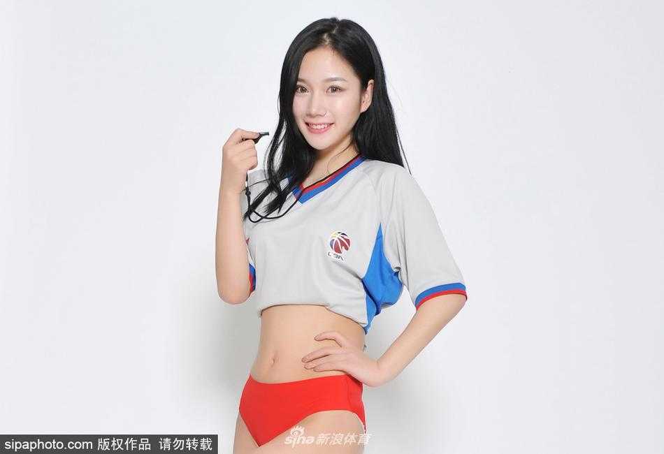 湘妹子裁判亓浩在篮球场上，神情专注地注视着球员动作，她吹罚时的专业姿势有模有样。