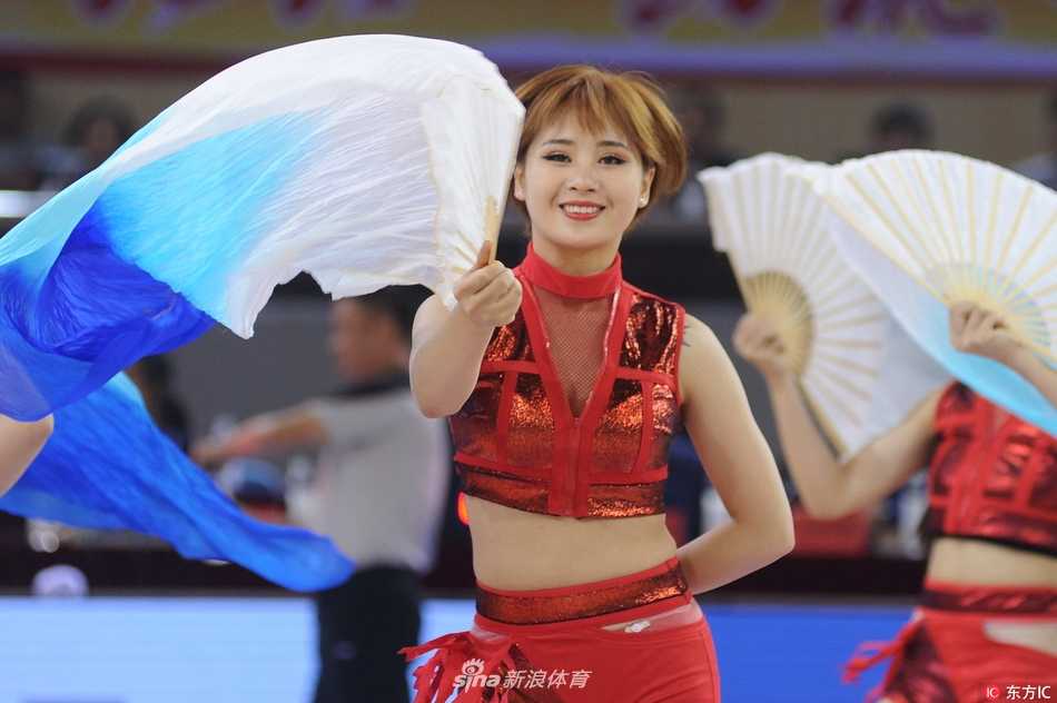 溧阳奥体中心热力绽放 啦啦宝贝舞动CBA季前赛 休息间隙,几名啦啦宝贝在场地边回眸一笑,她们灿烂的笑容和靓丽的身影与看台上挥舞的充气棒交相辉映,成为赛场边最温暖的风景线