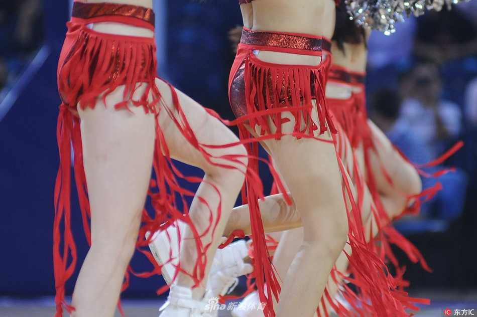 溧阳奥体中心热力绽放 啦啦宝贝舞动CBA季前赛 表演结束后,啦啦宝贝们在灯光下合影留念,她们身姿挺拔笑容灿烂,手中的花球如同盛开的鲜花,记录下在溧阳这个秋夜的美好瞬间
