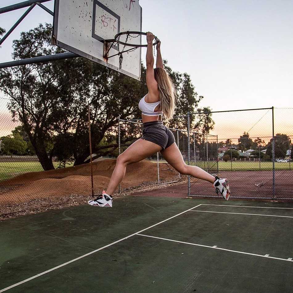 澳洲篮球女神杰姆·沃尔夫:不只是身材火辣,球技更是让你挪不开眼 杰姆·沃尔夫在球场上专注运球,饱满的健身曲线与娴熟的控球技术形成独特风景线