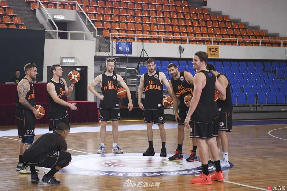 训练场上，澳大利亚队员正一对一盯防持球人，目光如炬紧咬对手，肌肉线条紧绷如满弓，无声处已迸发出令人窒息的压迫感。
