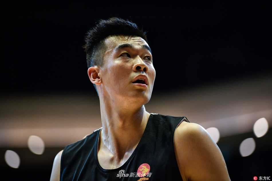 终场哨声响起，深圳烈豹队的球员们激动地围成一圈，汗水与笑容交织。在这场艰苦的拉锯战中，他们顶住了璞园建筑的反扑，杨林祎的怒吼与队友的击掌庆祝，定格了这场开门红的来之不易。