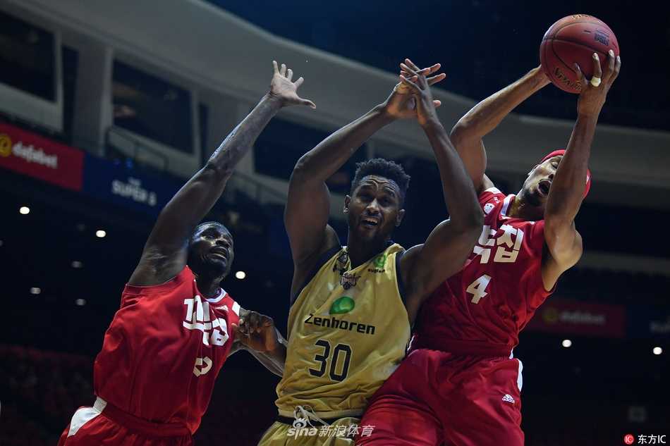 高阳猎户座的核心老将文泰钟在背身单打，他利用强壮的身体卡住位置，眼神坚定，准备完成这次进攻，仿佛让人看到他当年在CBA赛场上的风采。