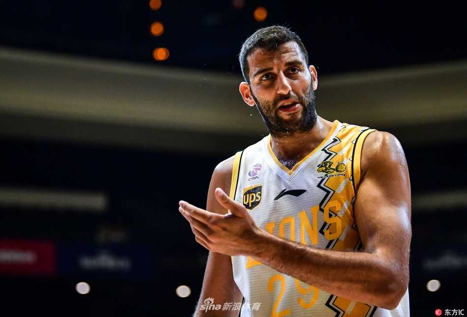 浙江广厦男篮首发五虎在决赛开场前围成一圈，齐声呐喊为自己加油鼓劲，眼神中充满了对胜利的渴望