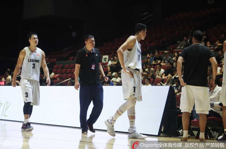 空旷的球馆内，深圳队的替补席已空无一人，座椅上凌乱地散落着毛巾和矿泉水瓶。对面日本队的球员们则在场上继续热身，工作人员露出诧异的神情，整个赛场被一种诡异而尴尬的气氛所笼罩。