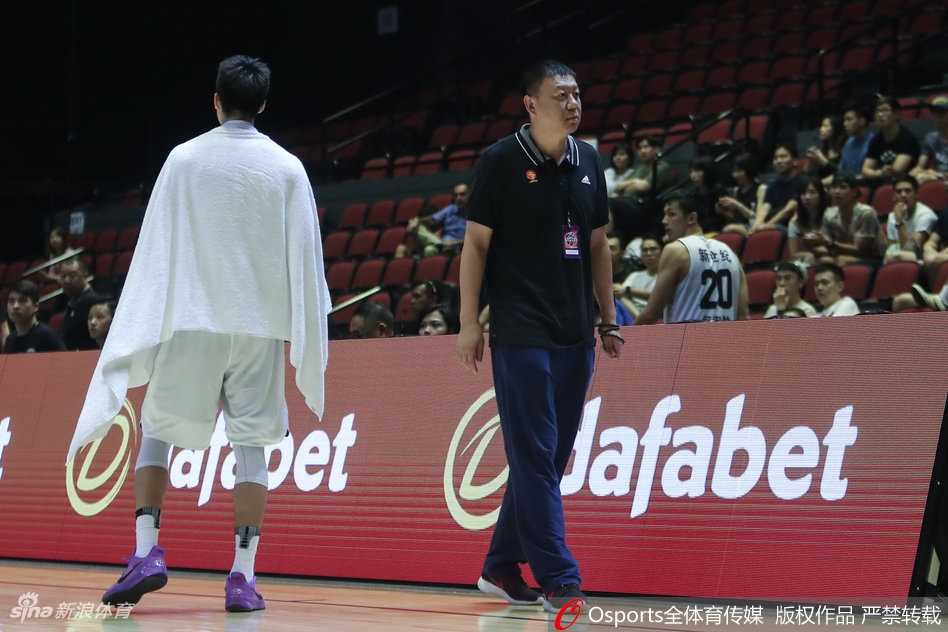 深圳队球员李慕豪在比赛中面露无奈与愤怒，他高举双手向裁判抗议，身边的队友试图上前安慰，场边记分牌显示着落后的比分，整个画面充满了压抑的紧张感。