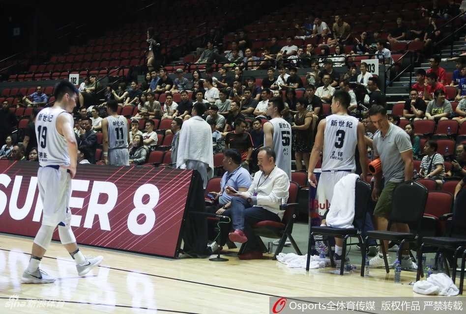 中国篮协官方网站发布的处罚通知页面，红色的公章格外醒目，页面标题写着