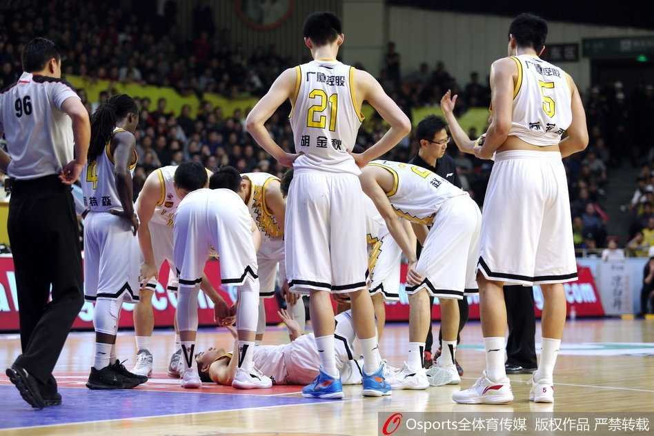 激战夜殇:孙铭徽痛苦倒地,广厦复仇战突生波澜 孙铭徽在拼抢后痛苦倒地,双手紧捂脚踝,面部因剧痛而扭曲,身旁的队友和对手都露出关切而紧张的神情