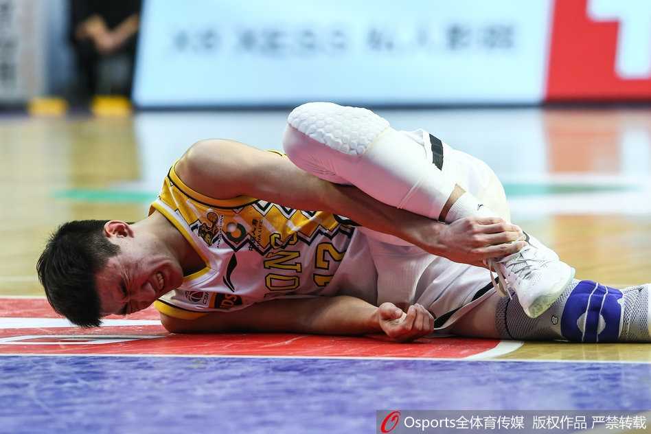 激战夜殇:孙铭徽痛苦倒地,广厦复仇战突生波澜 孙铭徽在两名队友的搀扶下,单脚跳着离开赛场,他低垂着头,神情沮丧,受伤的脚踝完全不敢着地