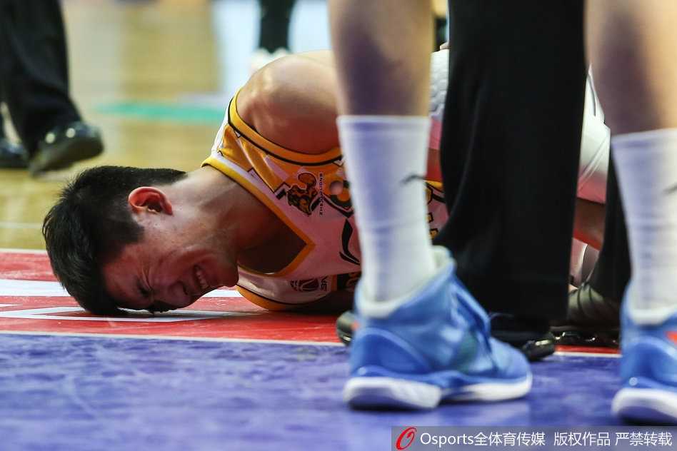 激战夜殇:孙铭徽痛苦倒地,广厦复仇战突生波澜 赛后广厦更衣室内,队医正在为孙铭徽的脚踝绑上厚厚的冰袋进行冰敷,孙铭徽神情平静但难掩失落