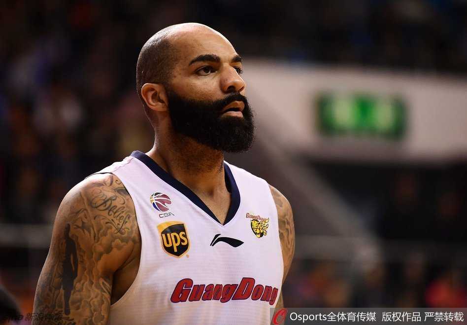 赵睿高高跃起争抢篮板，年轻的翅膀充满了能量，眼中只有篮球的方向。