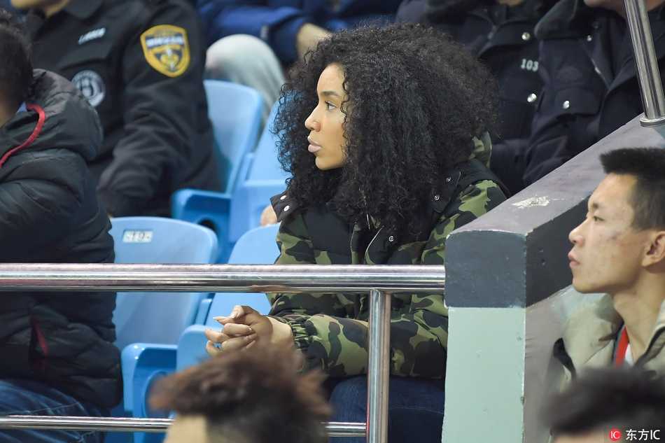 火箭旧将重逢春城 韦弗爱妻场边助威成暖心风景 韦弗的爱妻身着一袭时尚冬装,安静地坐在长春主场看台上,目光紧紧追随着球场上的丈夫,眼神中充满了关切与骄傲,仿佛她的世界只有那一道奔跑的身影。
