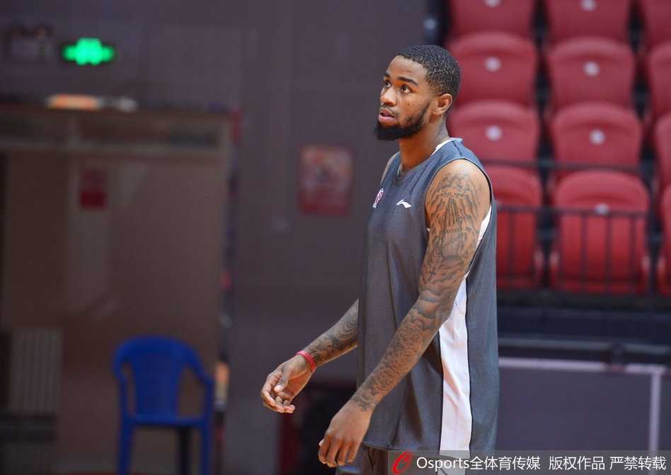 肖恩朗在三分线外接球跳投，出手点极高，防守队员只能望球兴叹，训练馆的计时器显示着距离新赛季开幕的倒计时