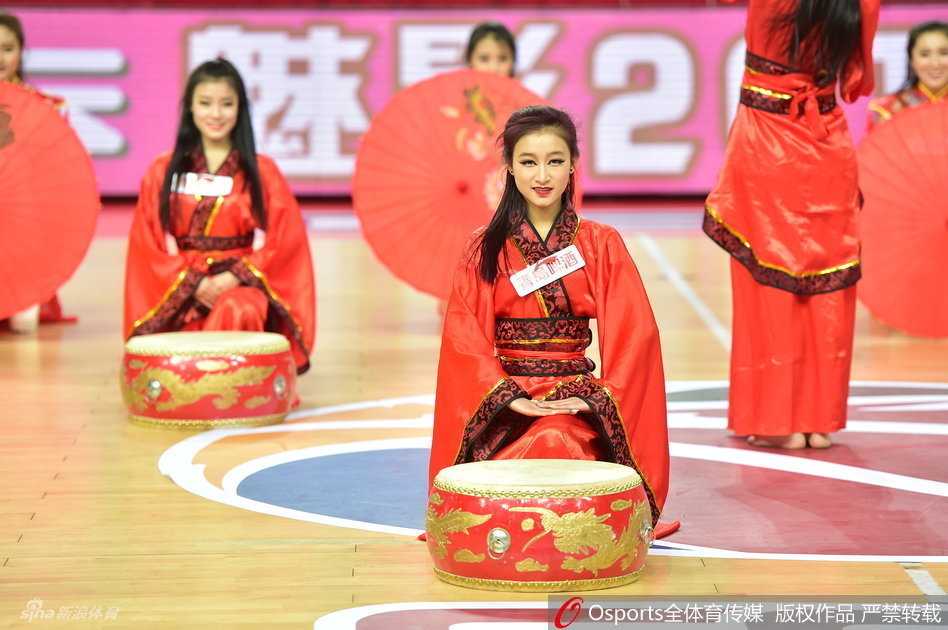 性感撩人的舞姿搭配中国传统旗袍，啦啦宝贝的大长腿在舞台灯光下显得格外吸睛，她将中国女性的含蓄与性感演绎得恰到好处，韵味十足。