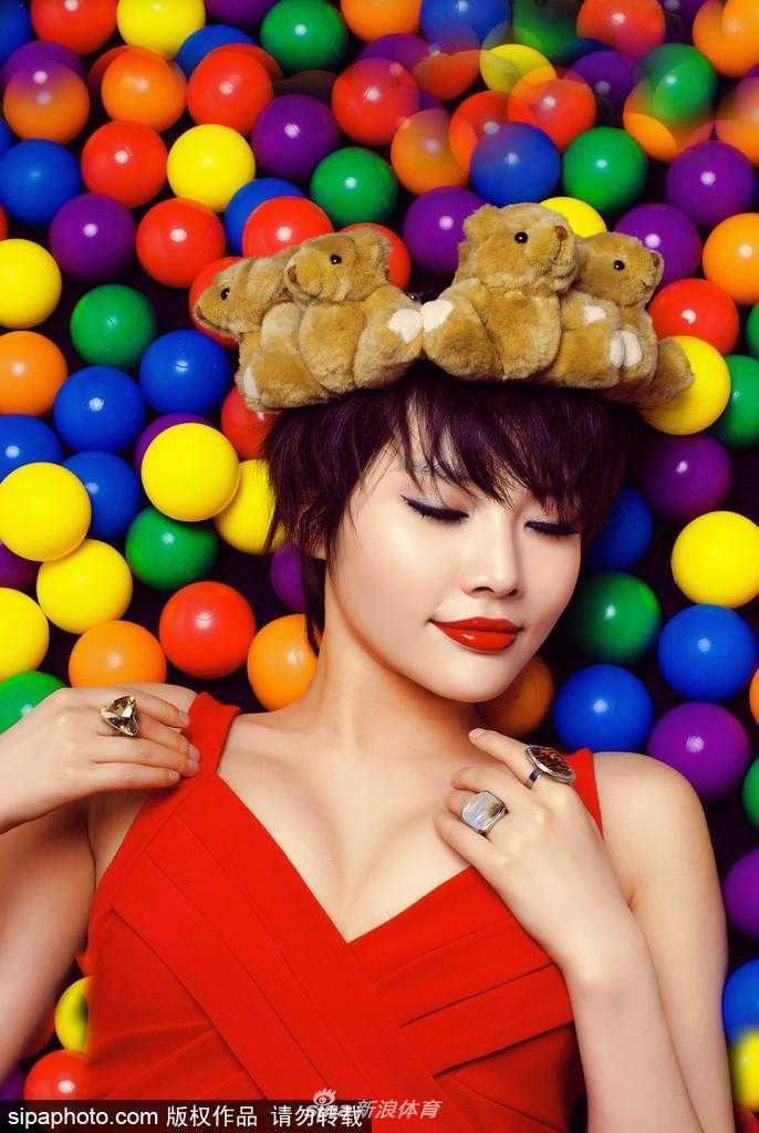 篮球宝贝怀抱篮球，回眸一笑百媚生，飘逸的长发在阳光下闪着金光，活力十足