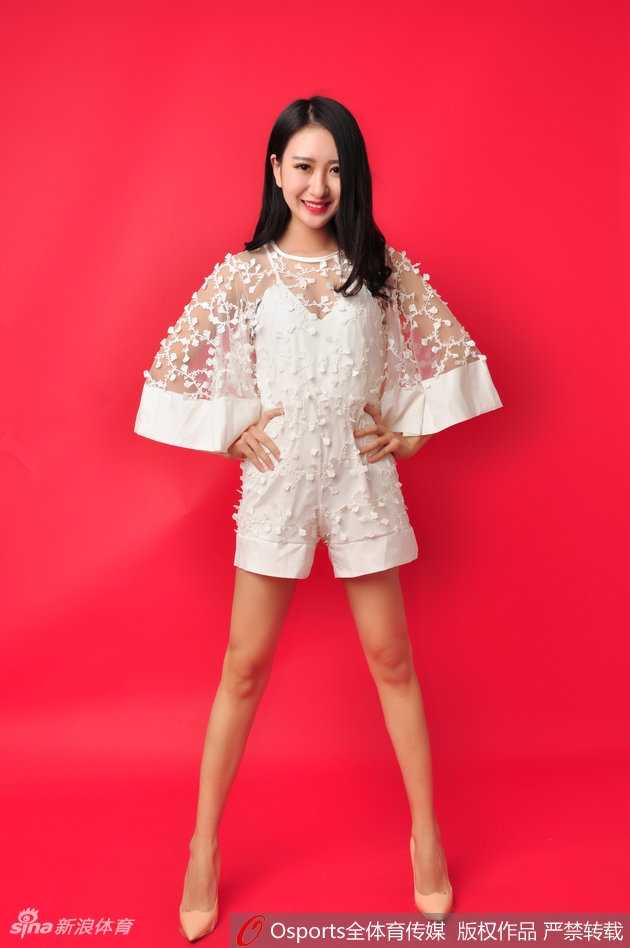 山东炫舞团成员在训练间隙合影，姑娘们笑容灿烂，姐妹情深，展现出团队亲密无间的氛围