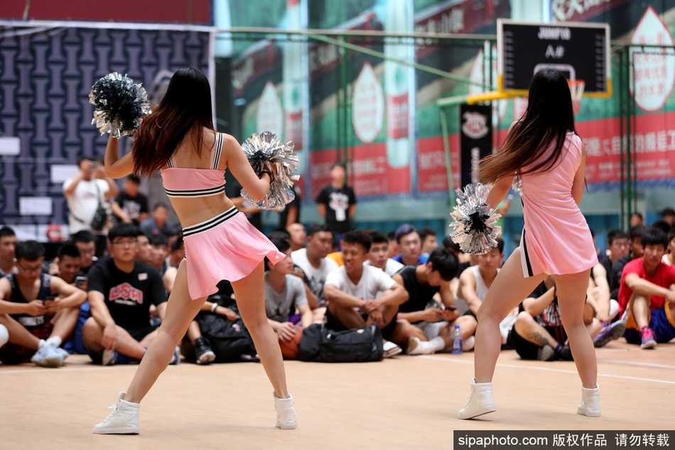 瞬间的意外并未影响整体表演，篮球宝贝们依然保持着灿烂的笑容和整齐的舞步，用激情点燃了整座球场。