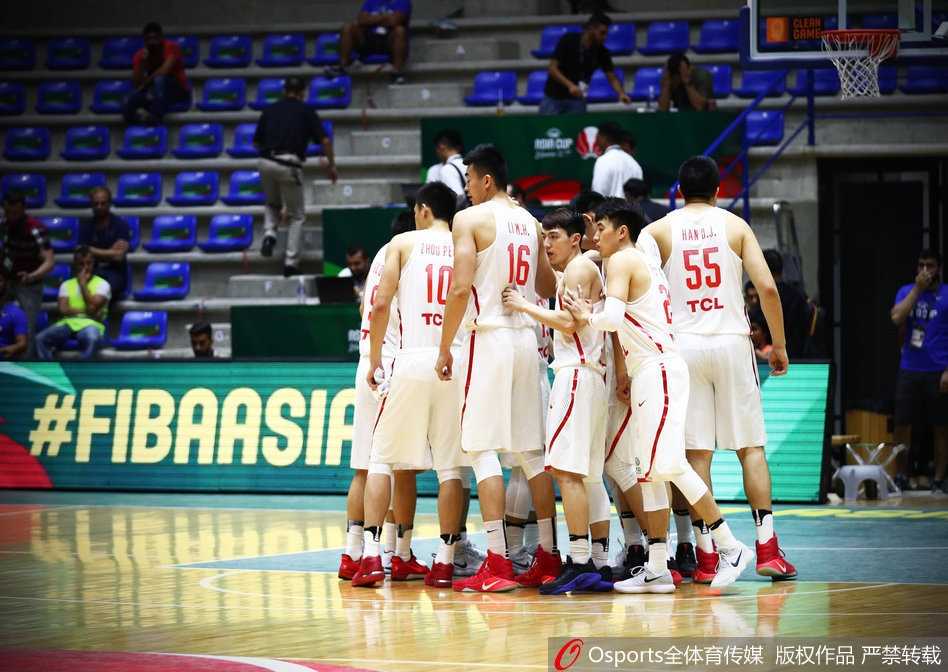 队长周鹏在底角坚定出手，篮球划破黎巴嫩夜空，压哨三分命中瞬间点燃替补席激情。