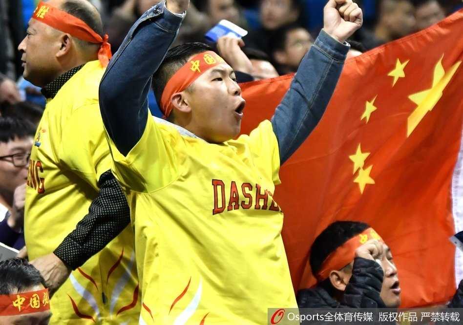 情侣球迷脸上涂着油彩，忘情拥抱欢呼，女孩眼角笑出泪花，男孩手中紧握的助威围巾被高高扬起