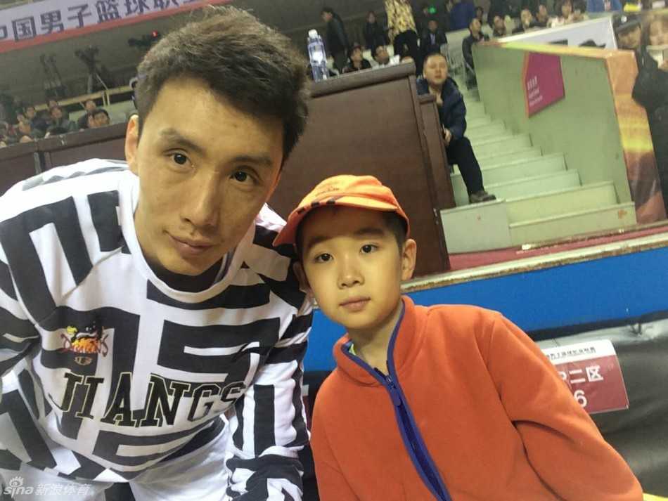 江苏肯帝亚啦啦队的姑娘们身着洁白的护士服，手持花球，在球场中央跳起激情四射的舞蹈，用创意表演向医护人员和献血者致敬。