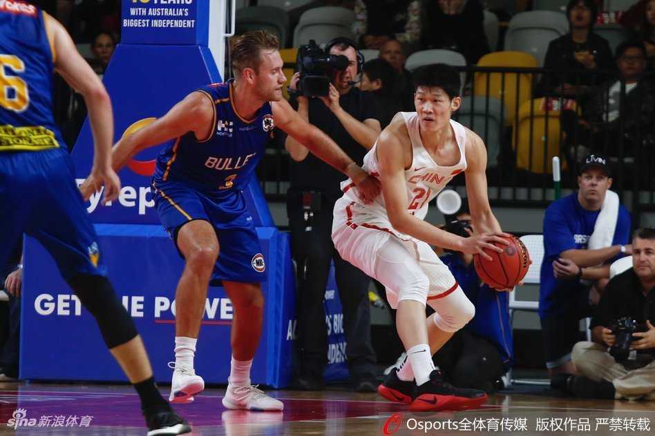 热血澳洲行:韩德君内线擎天,男篮蓝队惜败子弹队 少帅杜锋场边临危不乱,双手比划战术,眼神如炬洞察赛场每一处细微变化。