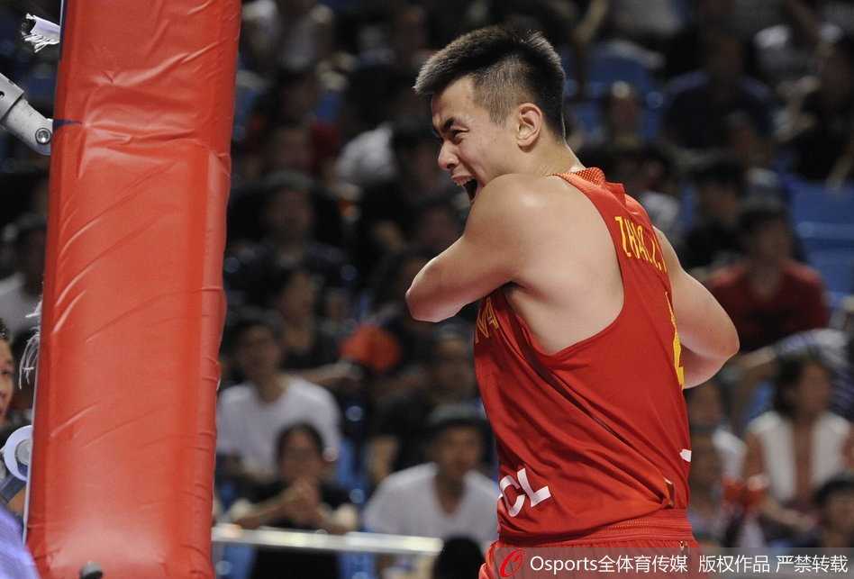 热血真性情!赵继伟憾失上篮后的自我鞭策 赵继伟在对方严密防守下高高跃起,试图以一记飘逸的上篮撕裂伊朗队的防线,眼神中充满了坚决与自信。