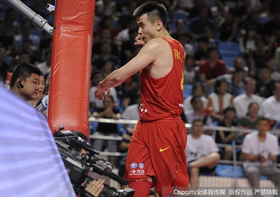 热血真性情!赵继伟憾失上篮后的自我鞭策 上篮动作在空中完成,赵继伟的身体与防守球员发生剧烈接触,他的面部肌肉紧绷,全部注意力都集中在指尖即将送出的篮球上。