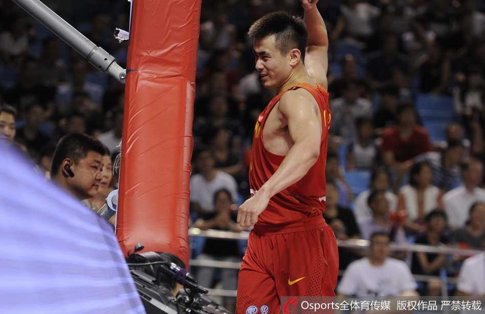 热血真性情!赵继伟憾失上篮后的自我鞭策 可惜事与愿违,篮球在篮筐上弹了一下后滚筐而出,赵继伟落地瞬间表情骤变,从满怀期待转为难以置信的惊愕与失落。
