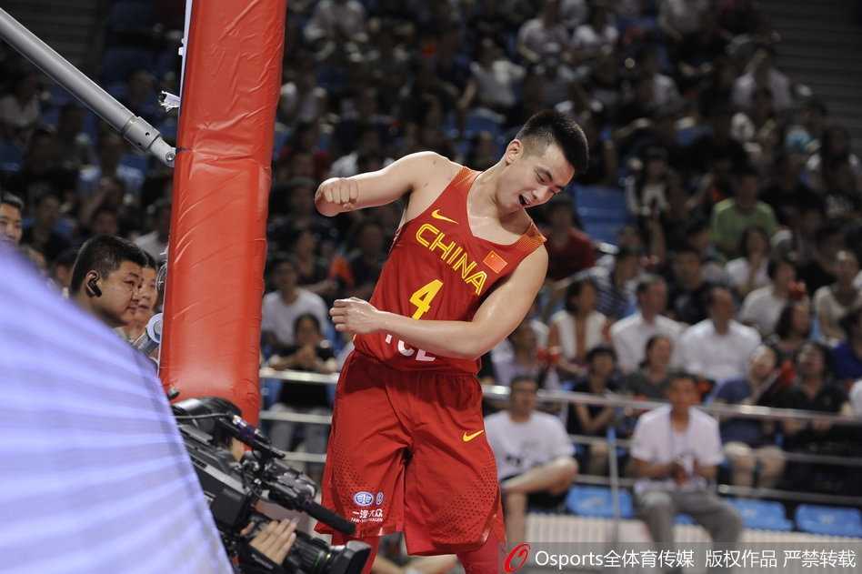 热血真性情!赵继伟憾失上篮后的自我鞭策 发泄过后,赵继伟迅速整理情绪,眼神重新变得专注而坚定,他拍了拍手,转身再次投入战斗,这一刻的自我激励成为他成长的注脚。