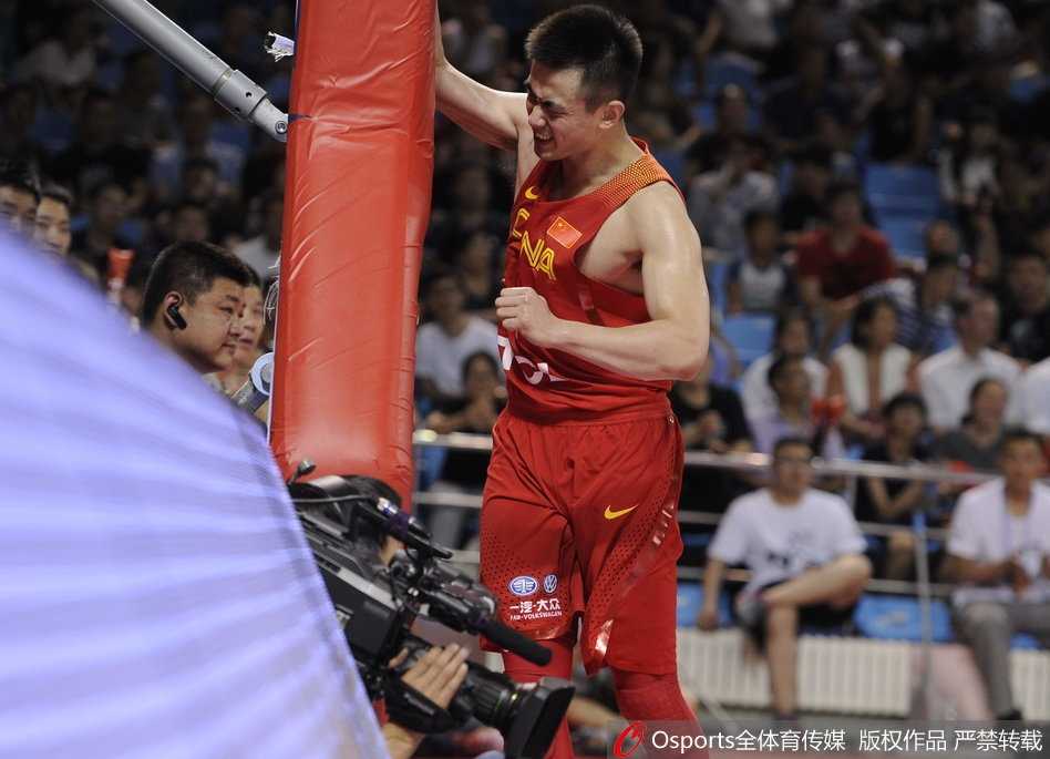 热血真性情!赵继伟憾失上篮后的自我鞭策 无法接受这次失手的赵继伟,落地后顺势冲向场边的篮球架,握紧右拳,用尽全力砸向了包裹立柱的厚实护垫。